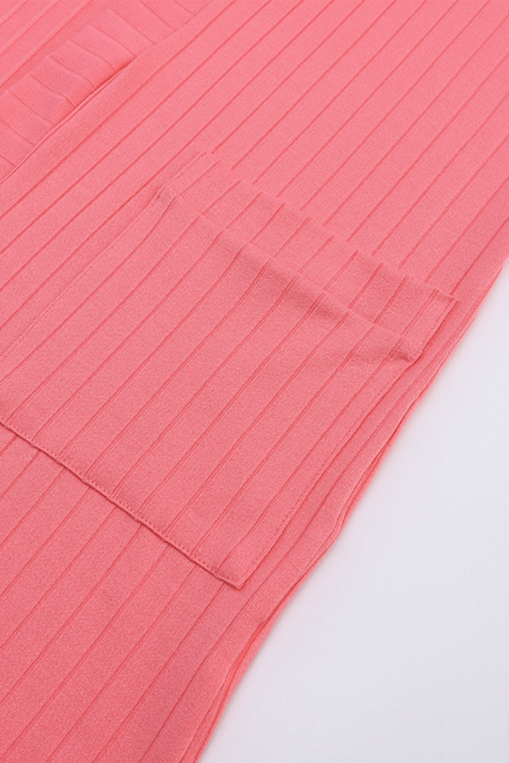 Cardigan en tricot rose ouvert avec poches sur le devant