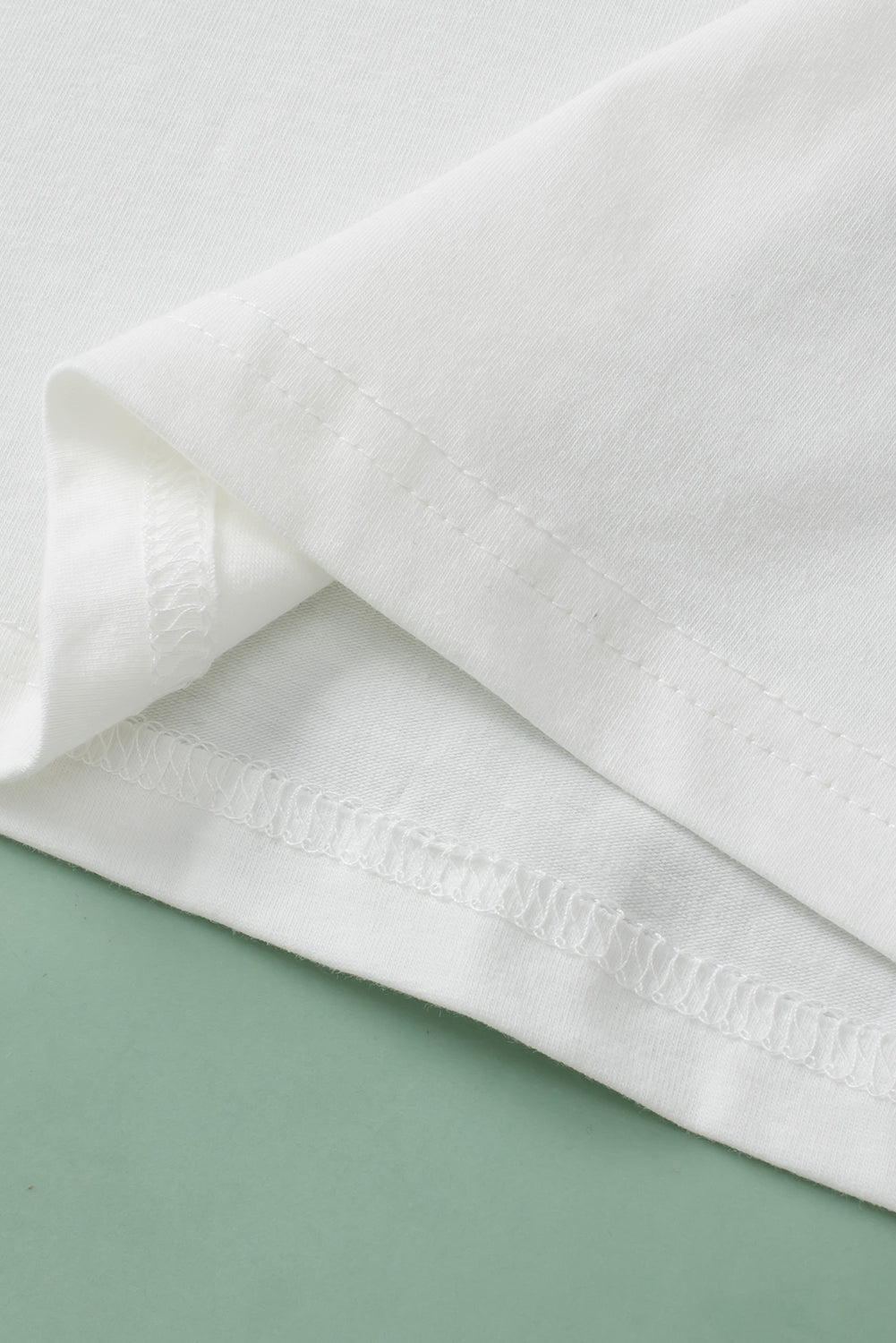 Bijela izvezena patchwork bluza s puf rukavima s V-izrezom