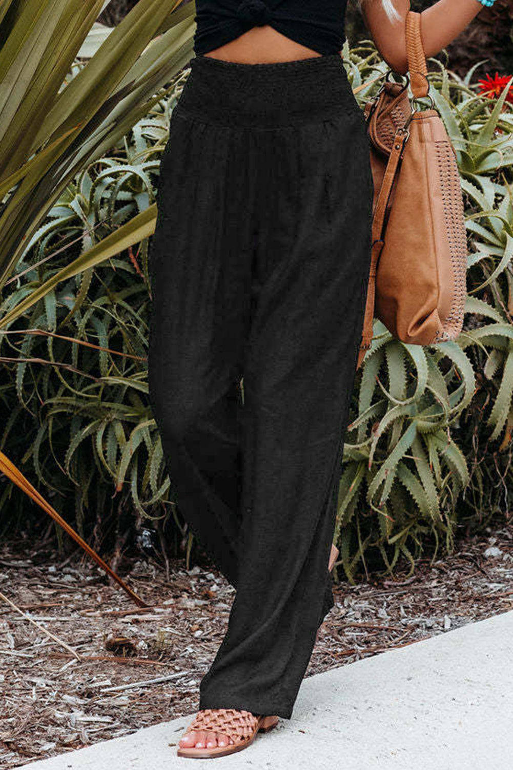 Pantalon large smocké noir à taille haute et à large ceinture