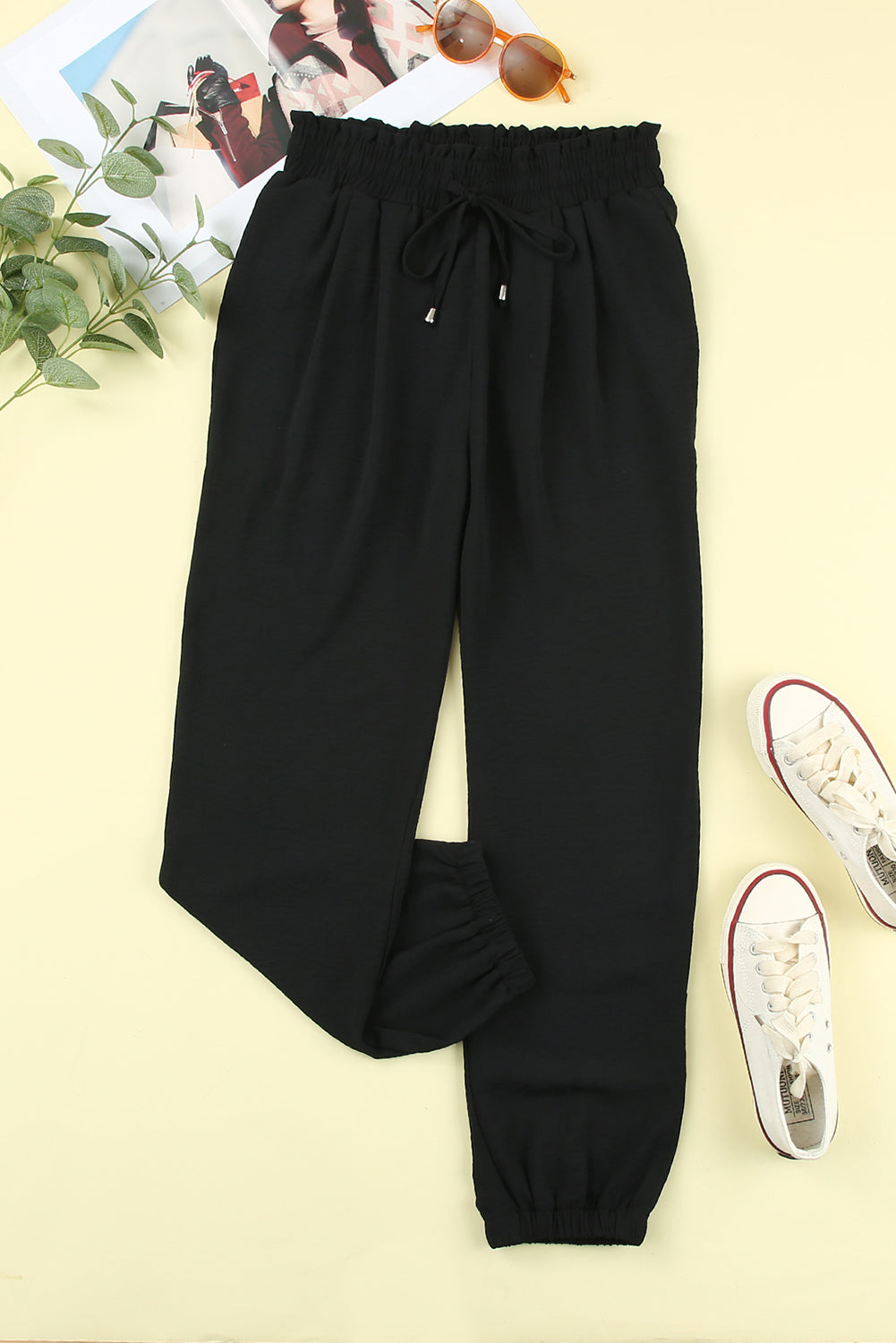 Pantalon de jogging noir à taille smockée avec cordon de serrage de couleur unie