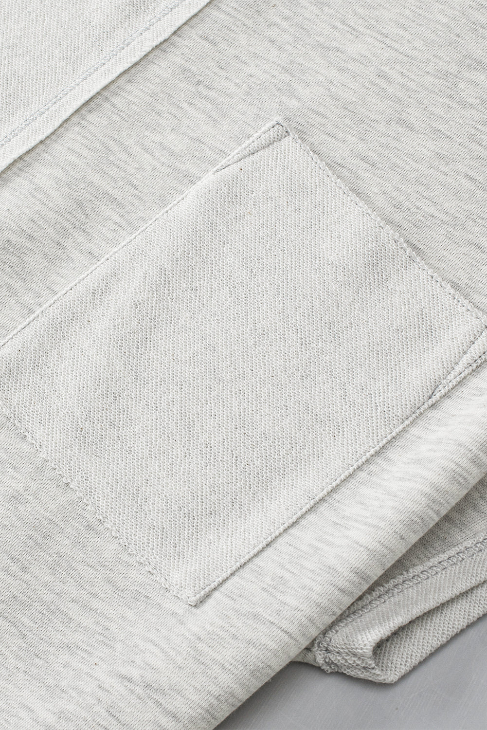 Khakifarbenes Farbblock-T-Shirt und Shorts mit Brusttasche und freiliegenden Nähten