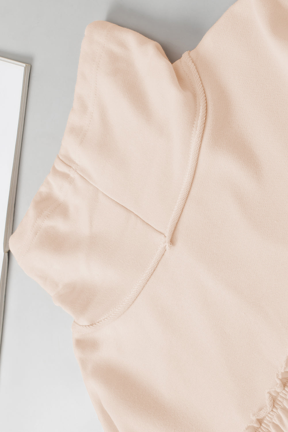 Sweat-shirt surdimensionné beige à col bénitier et coutures apparentes à volants