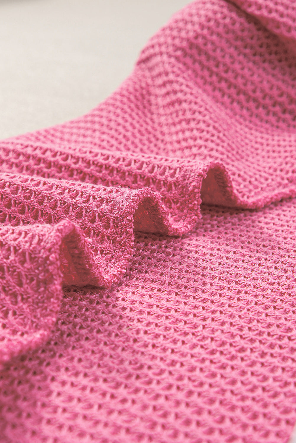 Haut froncé à manches bouffantes en tricot gaufré rose vif