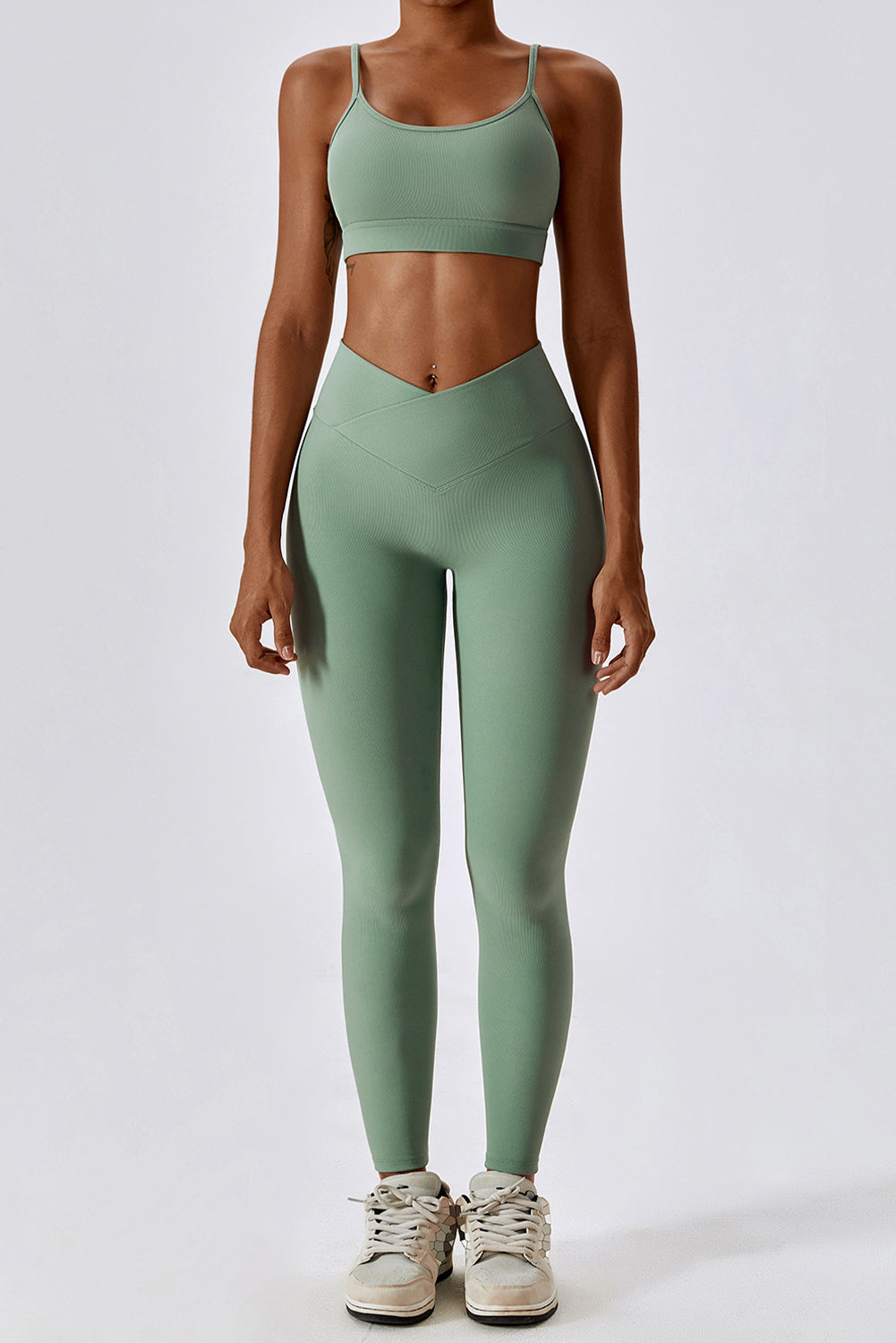 Ensemble d'entraînement actif soutien-gorge actif vert herbe et leggings arqués