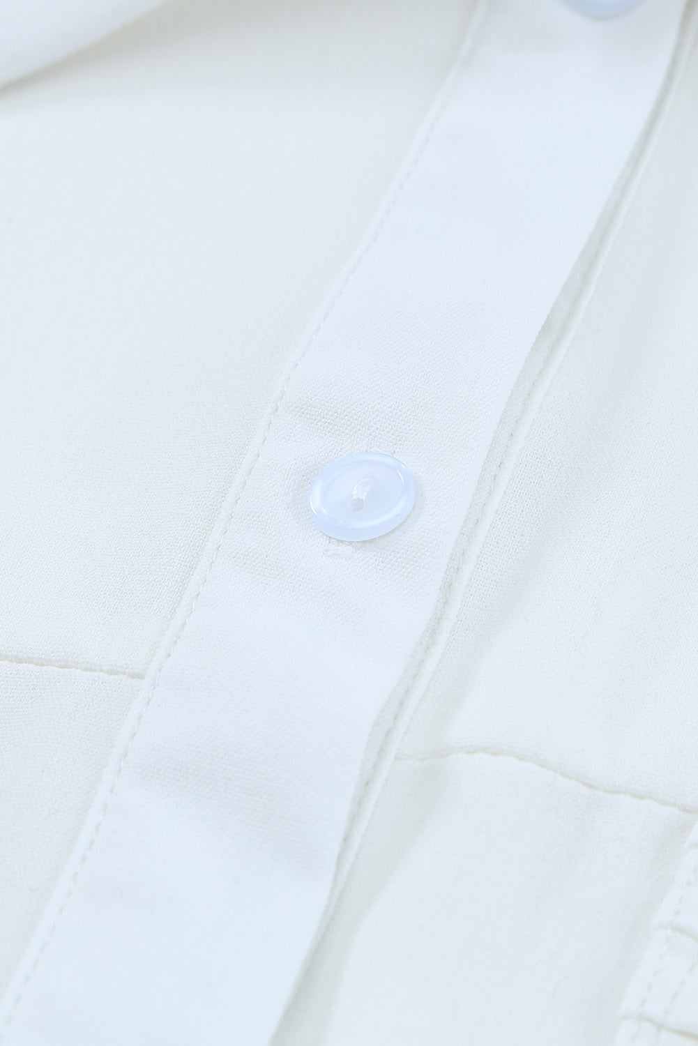 Weißes, einfarbiges, langärmliges Hemd mit Knopfleiste