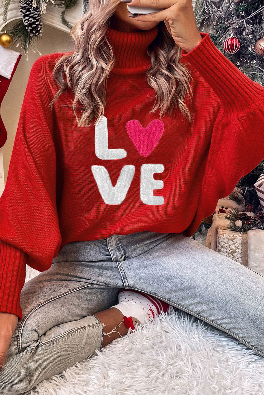 Hochgeschlossener Pullover mit aufgesticktem „Valentine Love“-Buchstaben in Racing Red