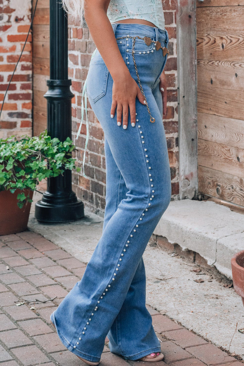 Bootcut-Jeans aus Denim in Dämmerungsblau mit Perlen