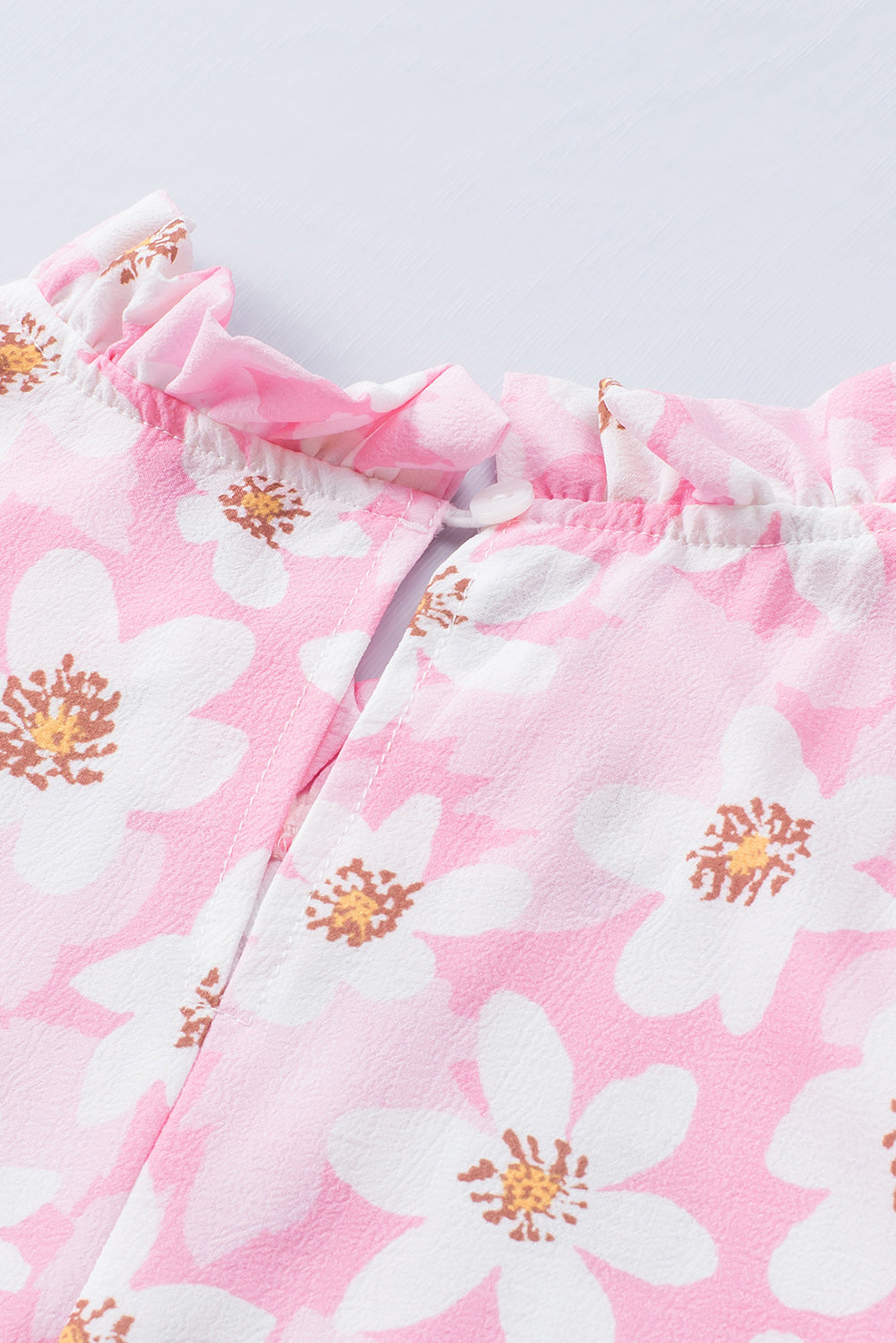 Rožnata bluza z naborki in sladkim cvetličnim vzorcem