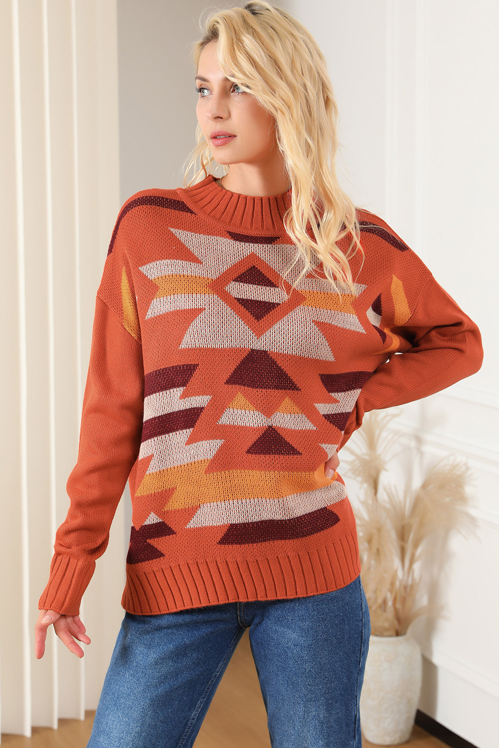 Smeđi aztečki pleteni pulover s visokim ovratnikom na spuštena ramena