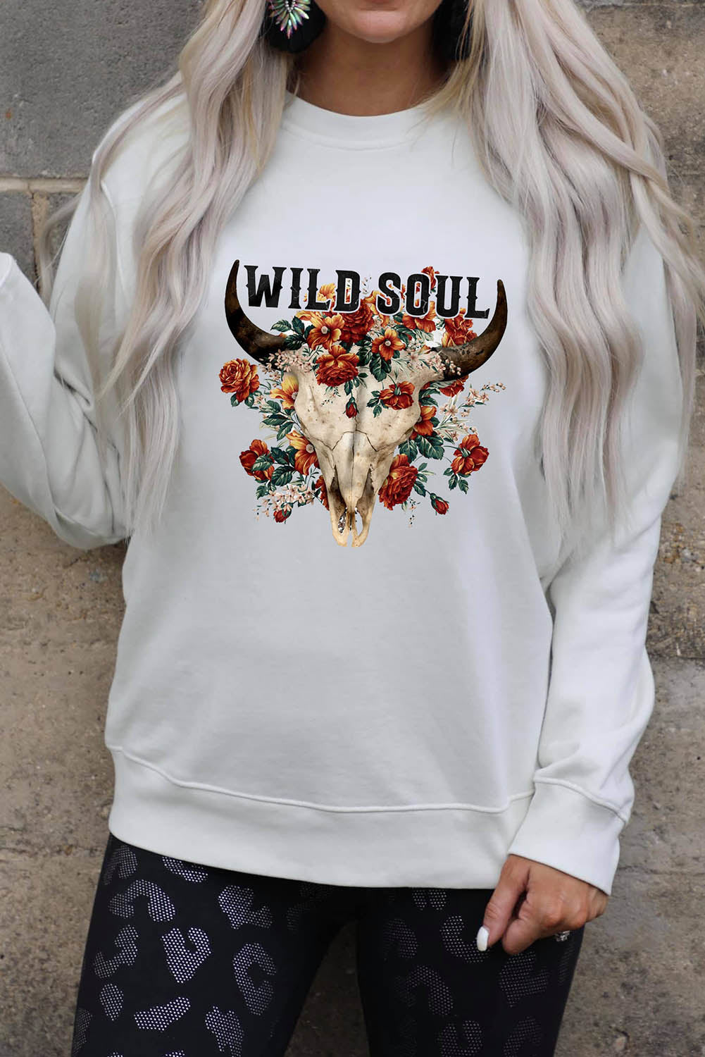 Pulover Wild Soul Floral Steer Head s padajočo grafiko na ramenih