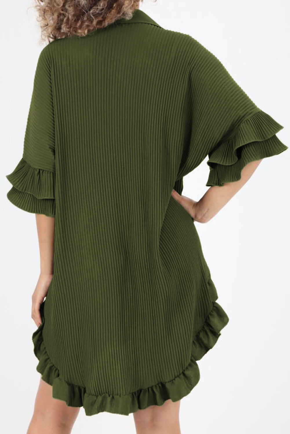 Robe chemise plissée vert mousse à ourlet haut et bas, manches à volants