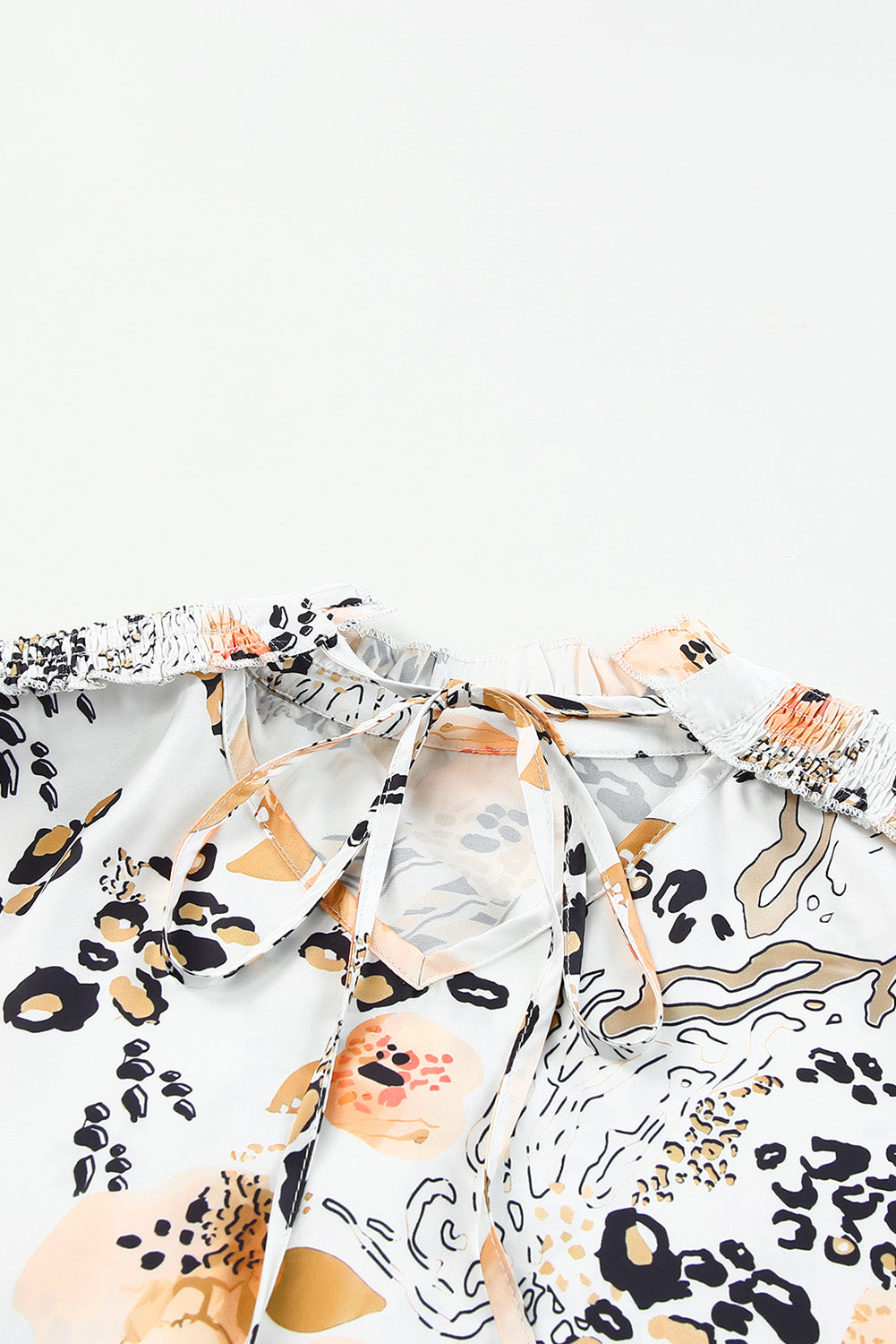 Bluza z napihnjenimi rokavi z razcepljenim ovratnikom in cvetličnim potiskom zlatega leoparda