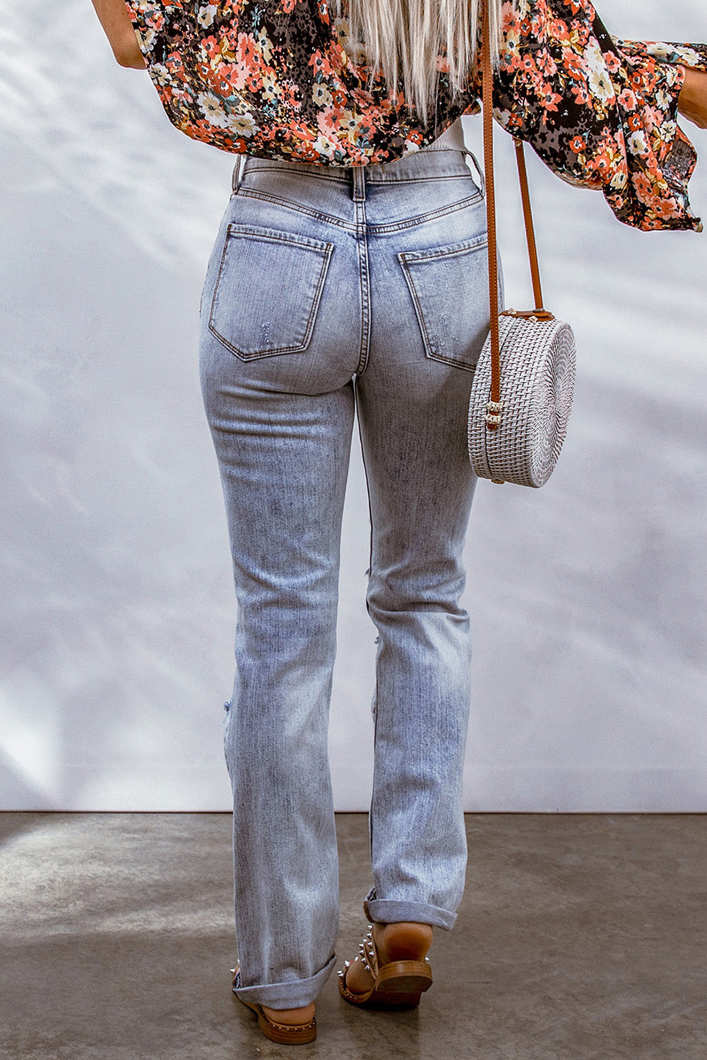 Jeans effetto consumato con gamba dritta e lavaggio acido azzurro cielo