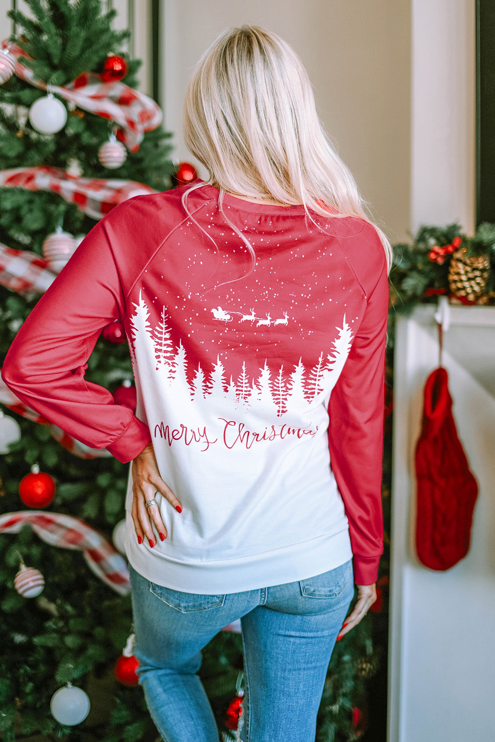 Feuriges rotes Pullover-Sweatshirt mit fröhlicher Weihnachts-Rentier-Baum-Grafik