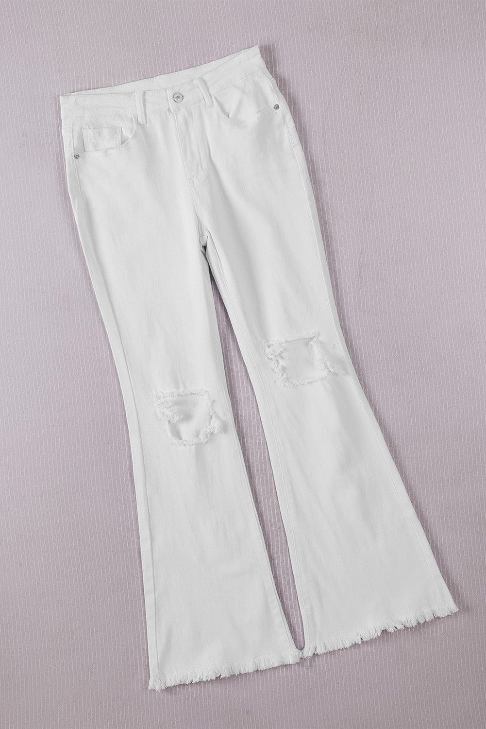 Bijele izlizane široke traperice s izdubljenim koljenima