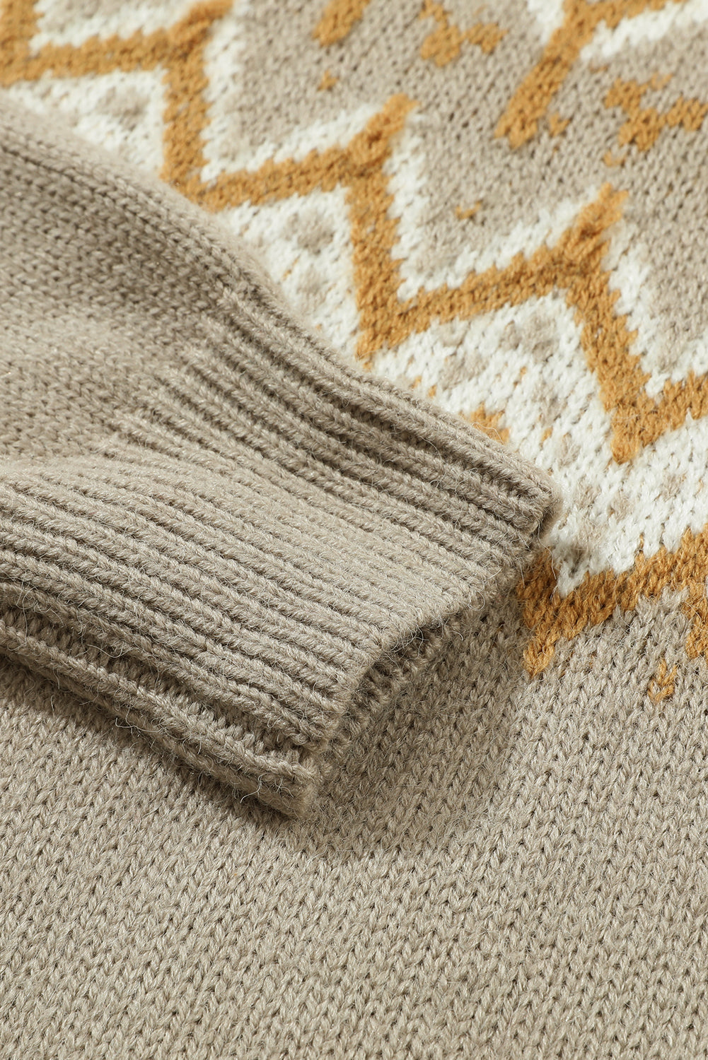Siv rebrasti pulover z okroglim izrezom z geometrijskim vzorcem