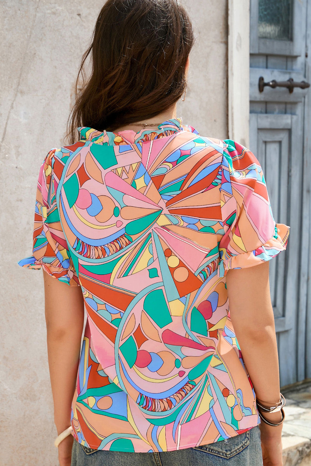 Večbarvna bluza z v-izrezom in naboranim vzorcem abstraktne geometrije