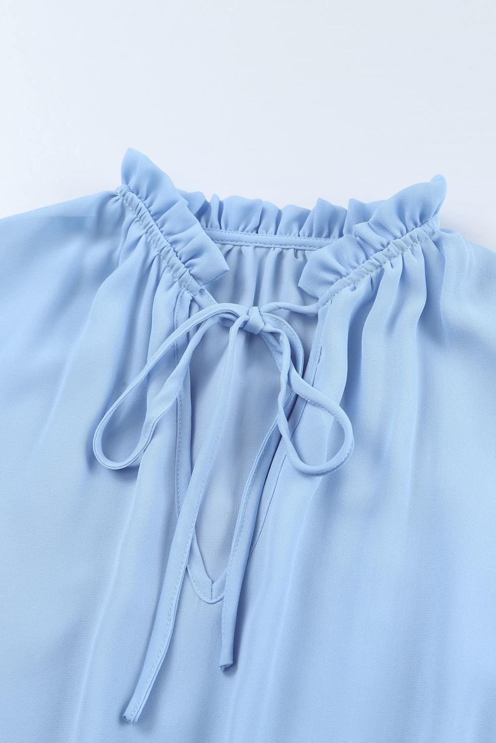 Svetlo modra večplastna mini obleka z dolgimi rokavi in ​​naborki z v-izrezom