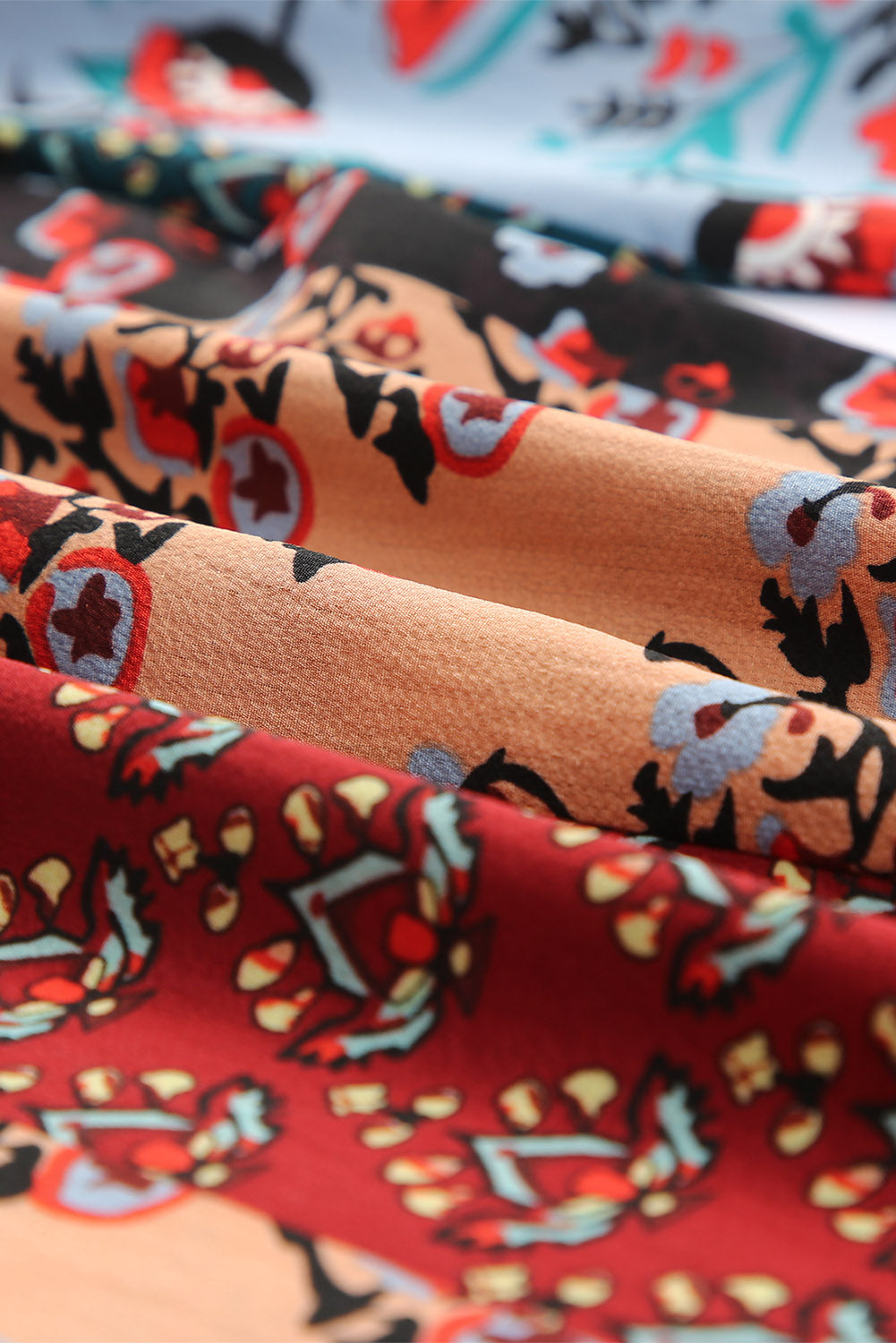 Večbarvne široke hlače z vrvico v stilu boho patchwork