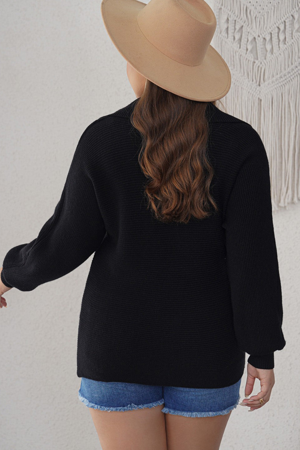 Črn rebrast pleten pulover z zaokroženim izrezom