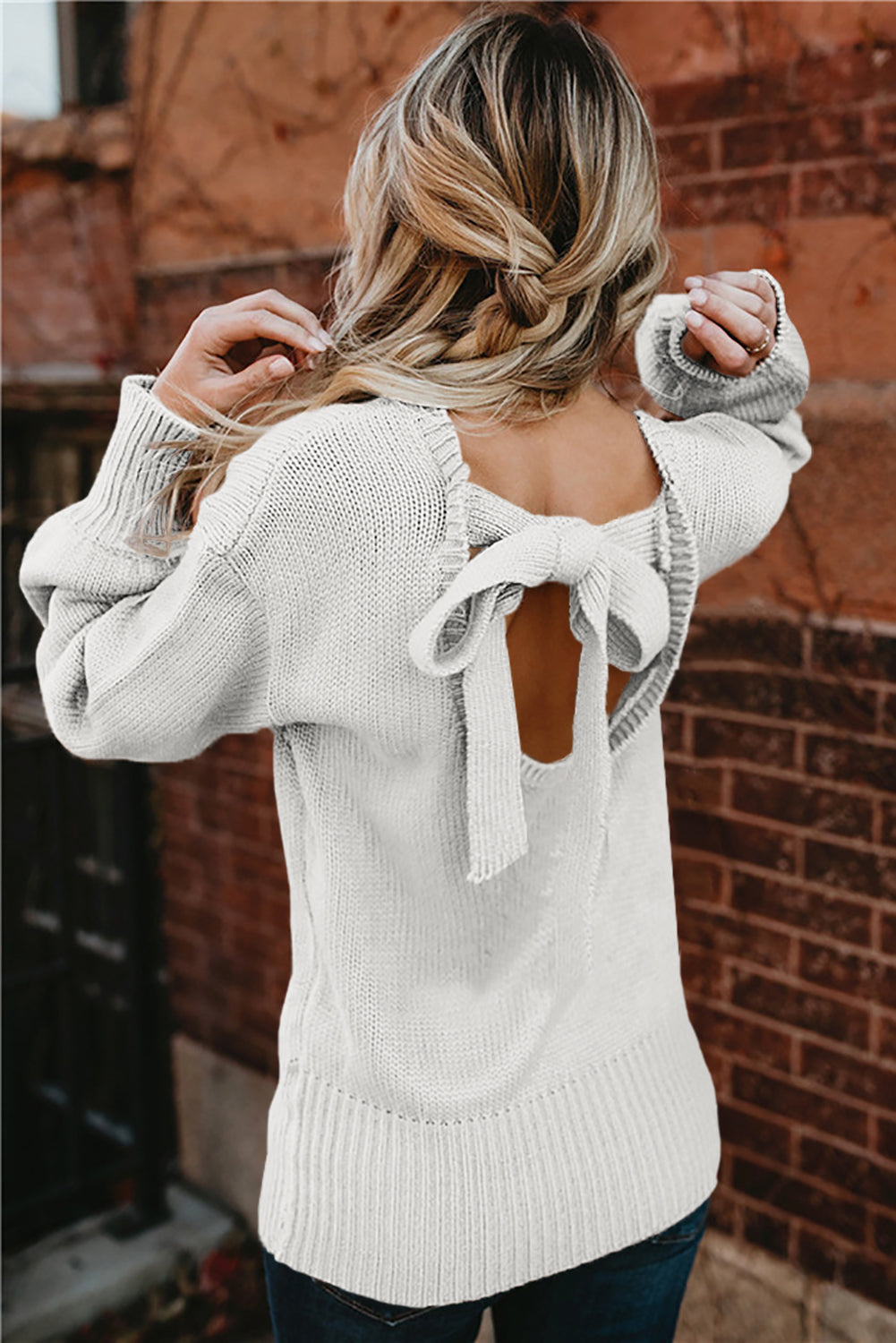 Bel pulover s spuščenimi rameni in zavezovanjem