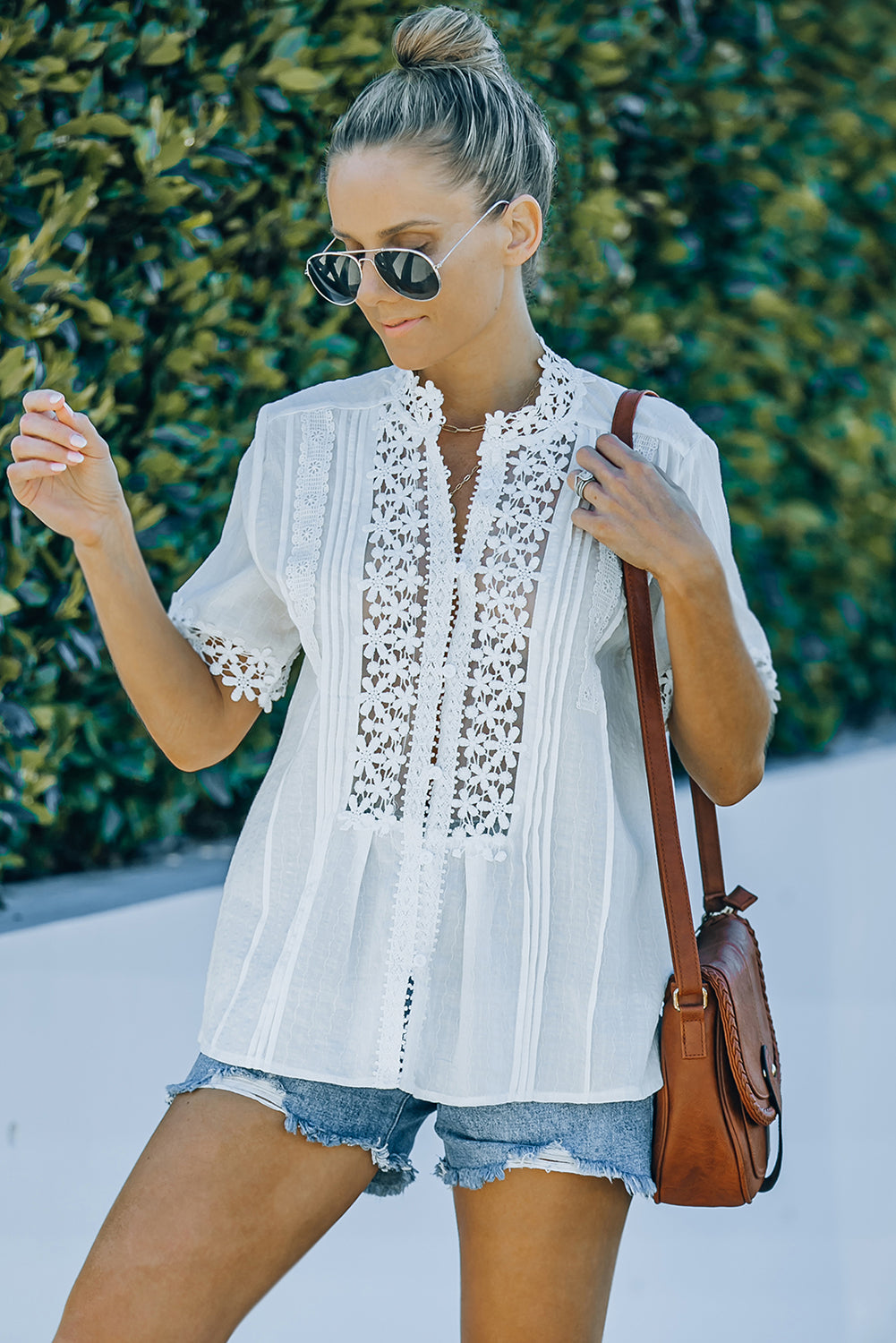 Haut noir à manches courtes en dentelle ajourée au crochet