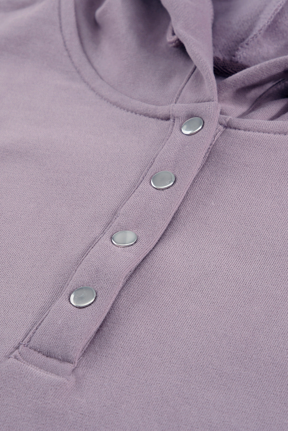 Vijoličen pulover s kapuco z gumbi in žepom