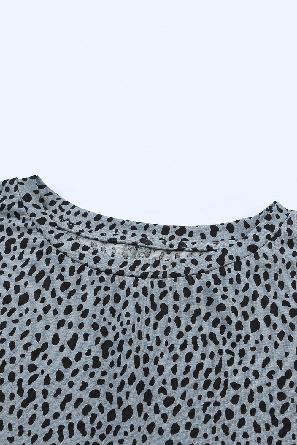 Zgornja stran tunike s črnim leopardjim potiskom in stranskimi žepi