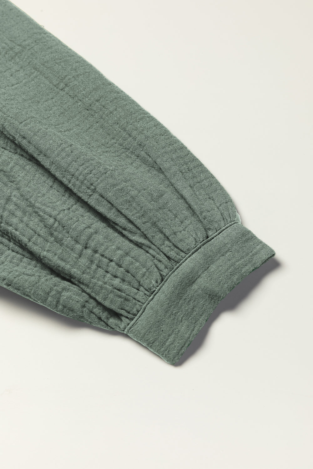 Set di pantaloni larghi con coulisse e collo diviso in piega verde