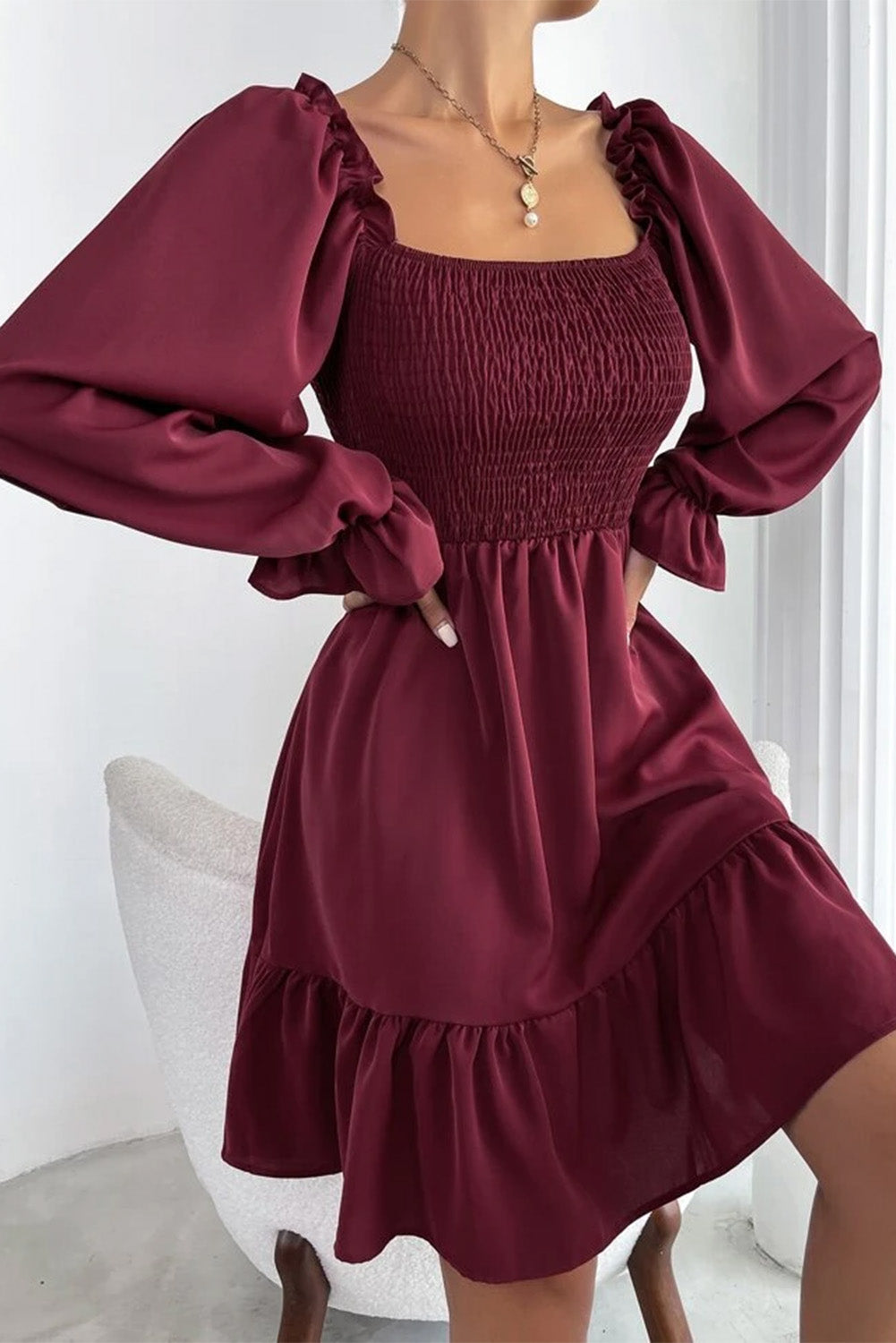 Mini haljina s puf rukavima i volanima tamnocrvene boje