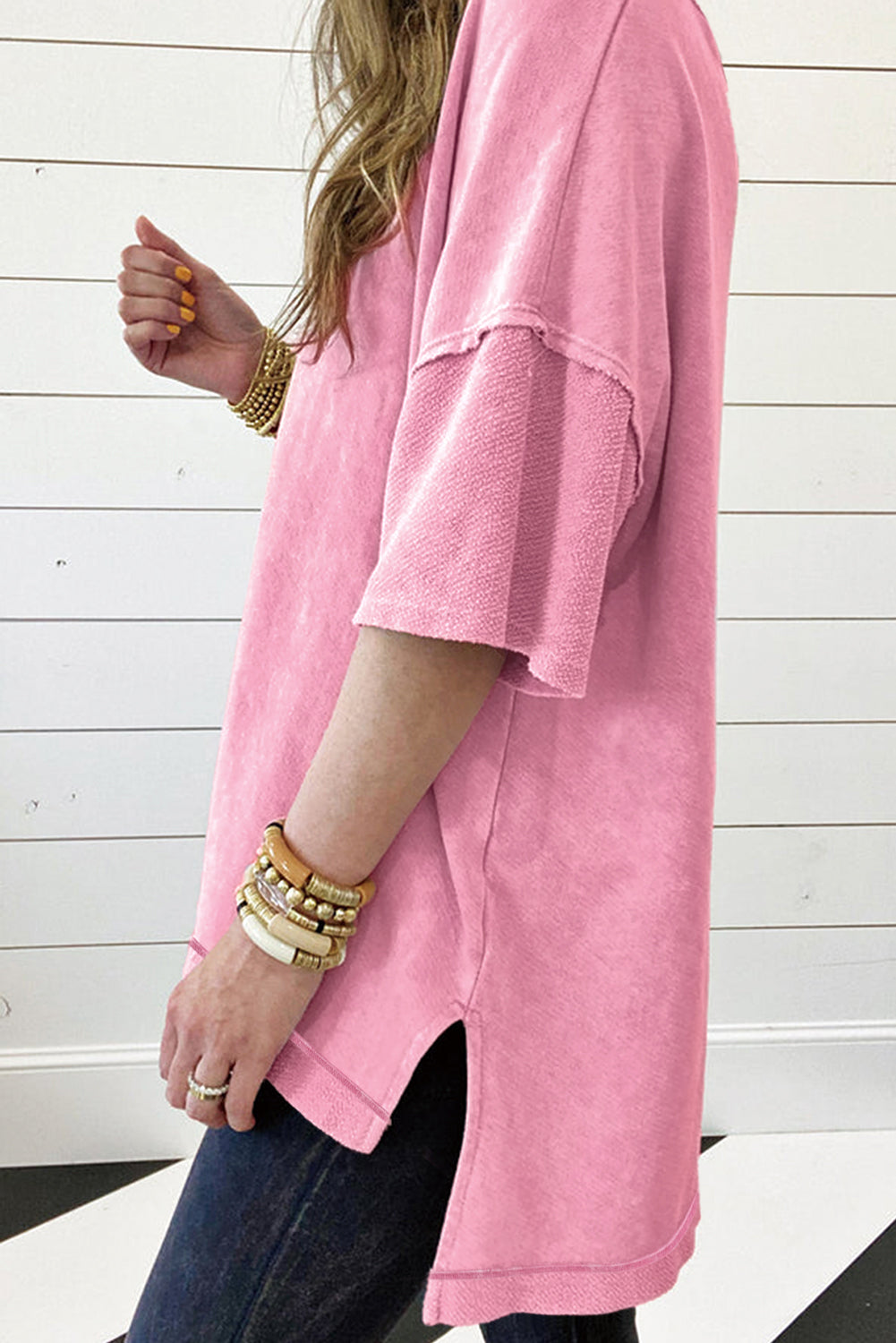 Prevelika majica s izloženim šavovima i spuštenim ramenima u boji jagodasto ružičaste mineralne boje