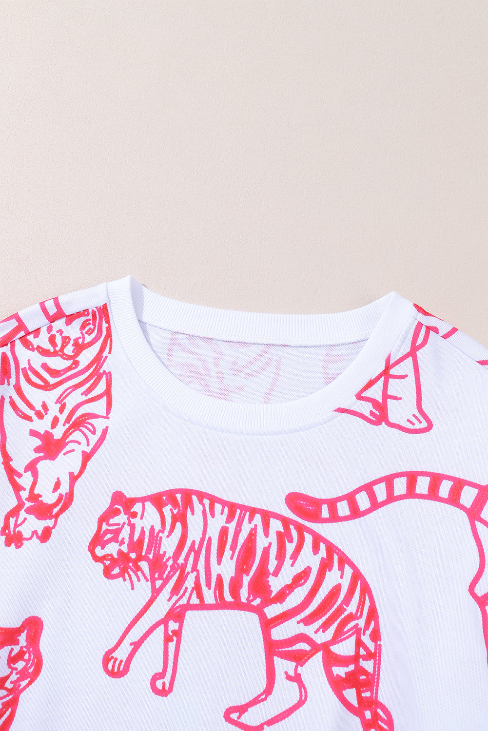 Jarko bijela ružičasta majica s motivom životinja