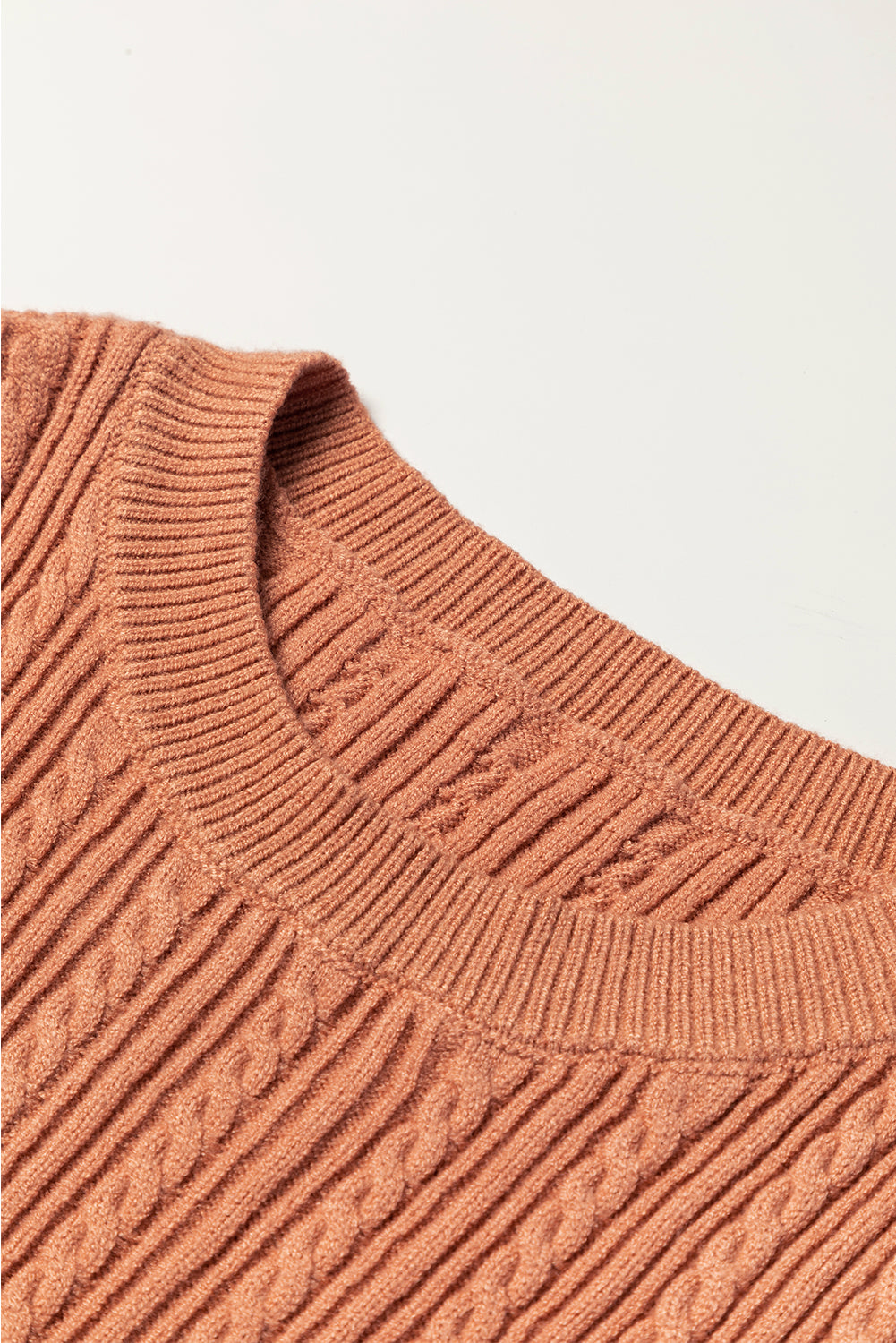 Maglione lavorato a maglia a trecce con polsini arricciati patchwork floreale dorato