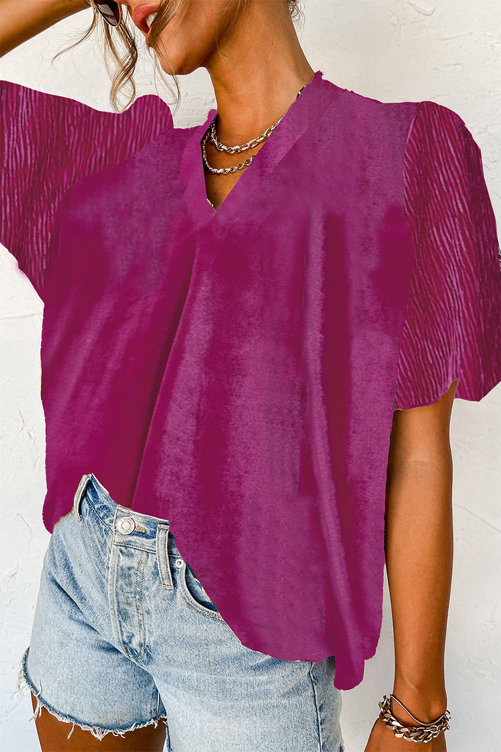 Svijetlo ružičasta majica s plisiranim mjehurićima, kratkim rukavima i baršunastim V izrezom