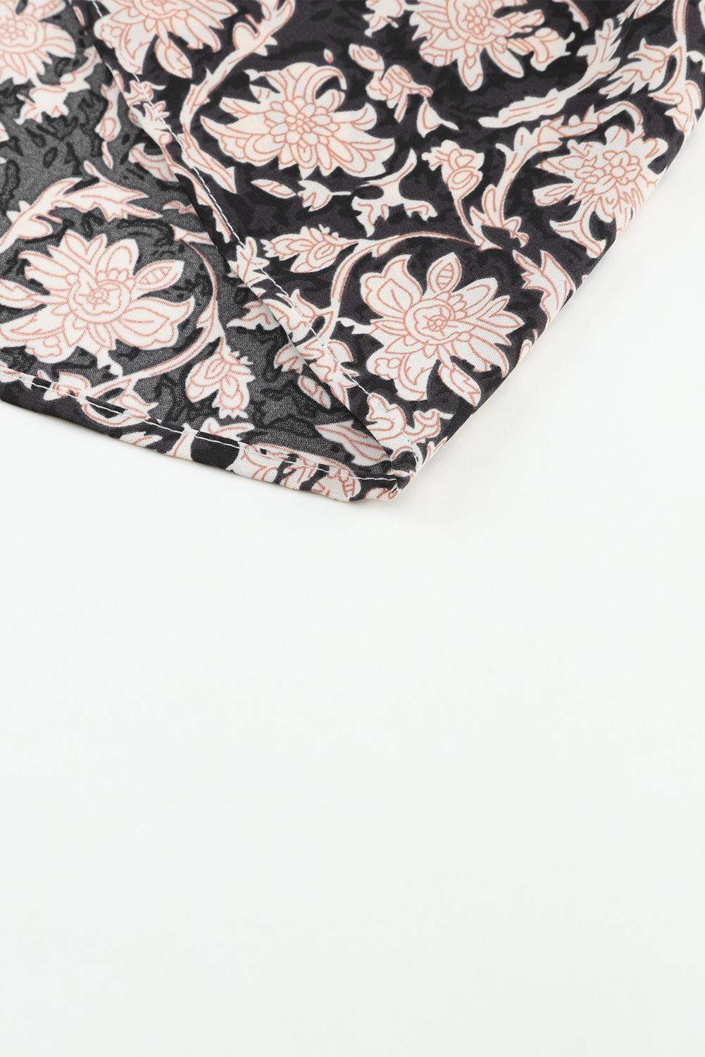 Črna bluza s cvetličnim potiskom z razcepljenim ovratnikom in naborki z napihnjenimi rokavi