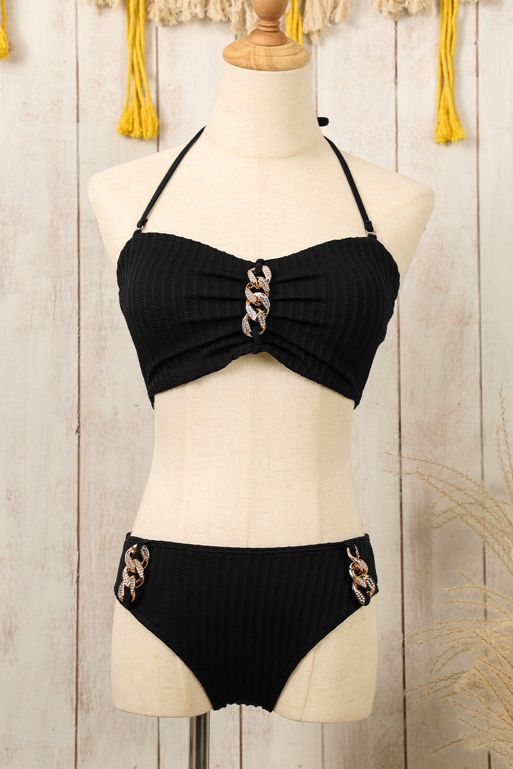 Črni bikini komplet z obročki in teksturiranimi ovratniki