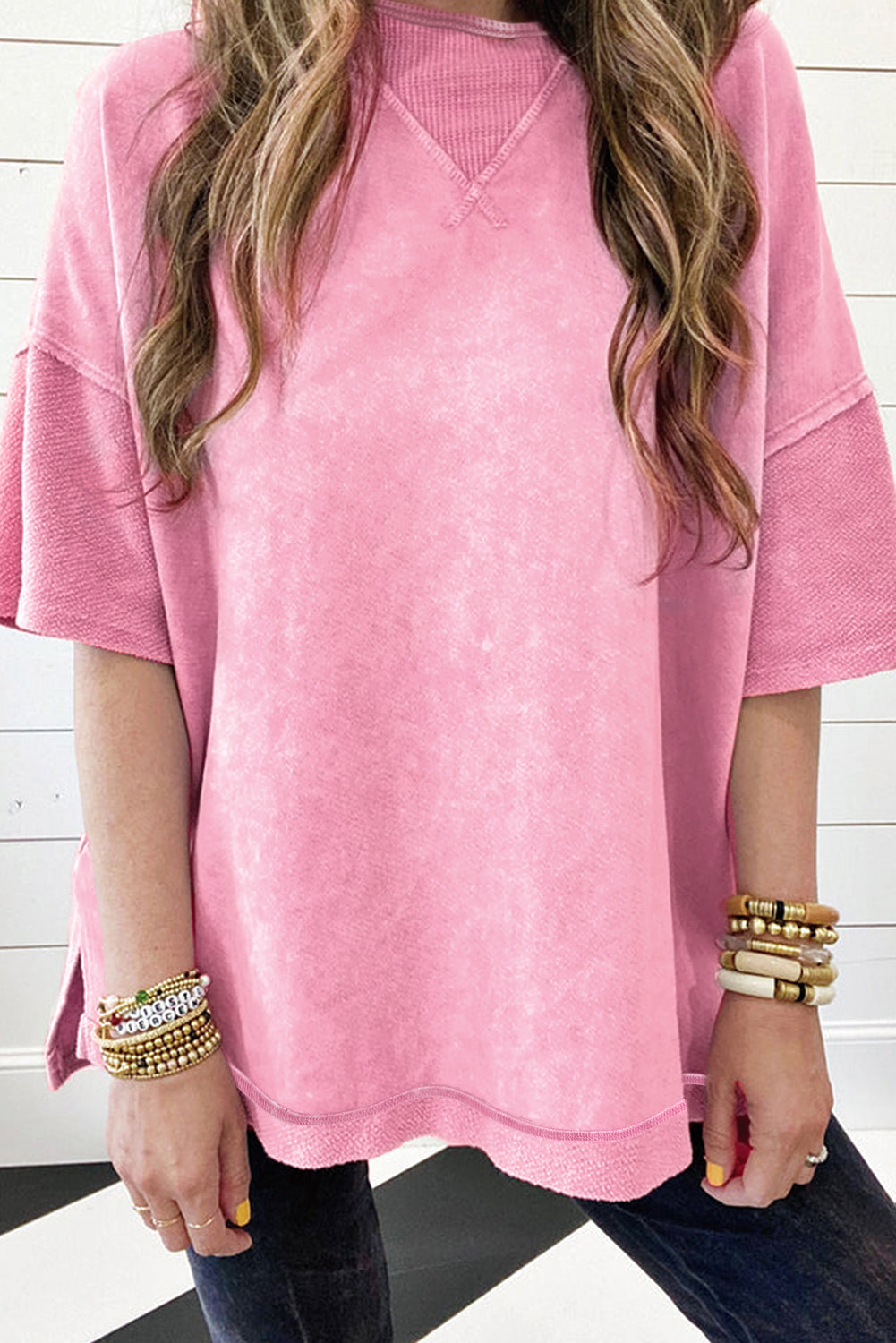 Ogromna majica z izpostavljenimi šivi in ​​spuščenimi rameni v obliki jagodno rožnate mineralne barve