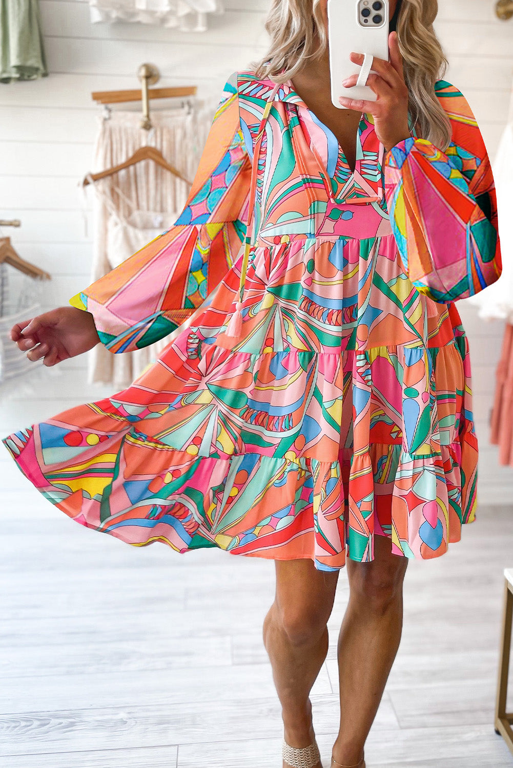 Večbarvna mini obleka z geometrijskim vzorcem z razcepljenim ovratnikom in naborki