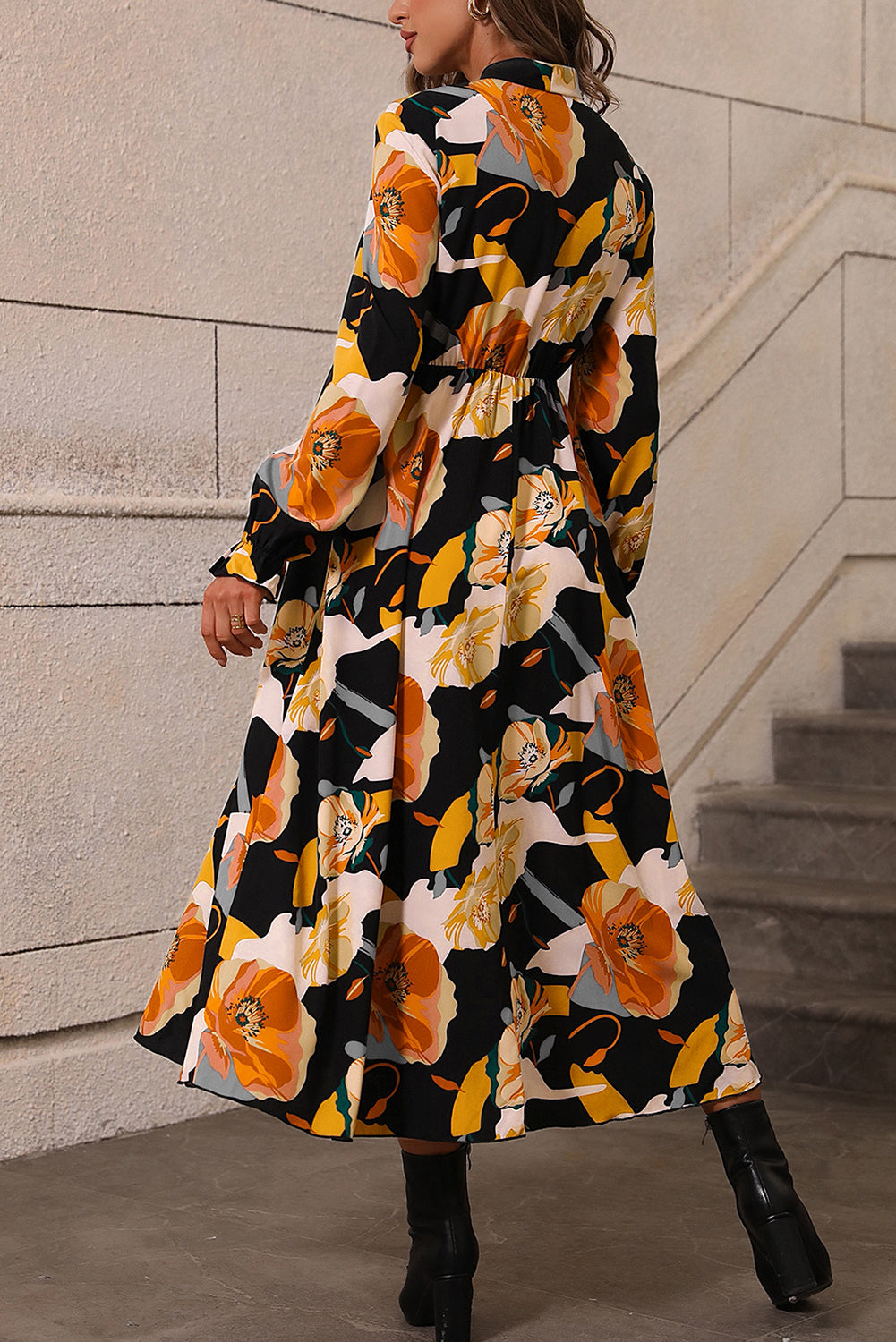 Orangefarbenes, langärmliges Kleid mit Blumenmuster und Bindekragen