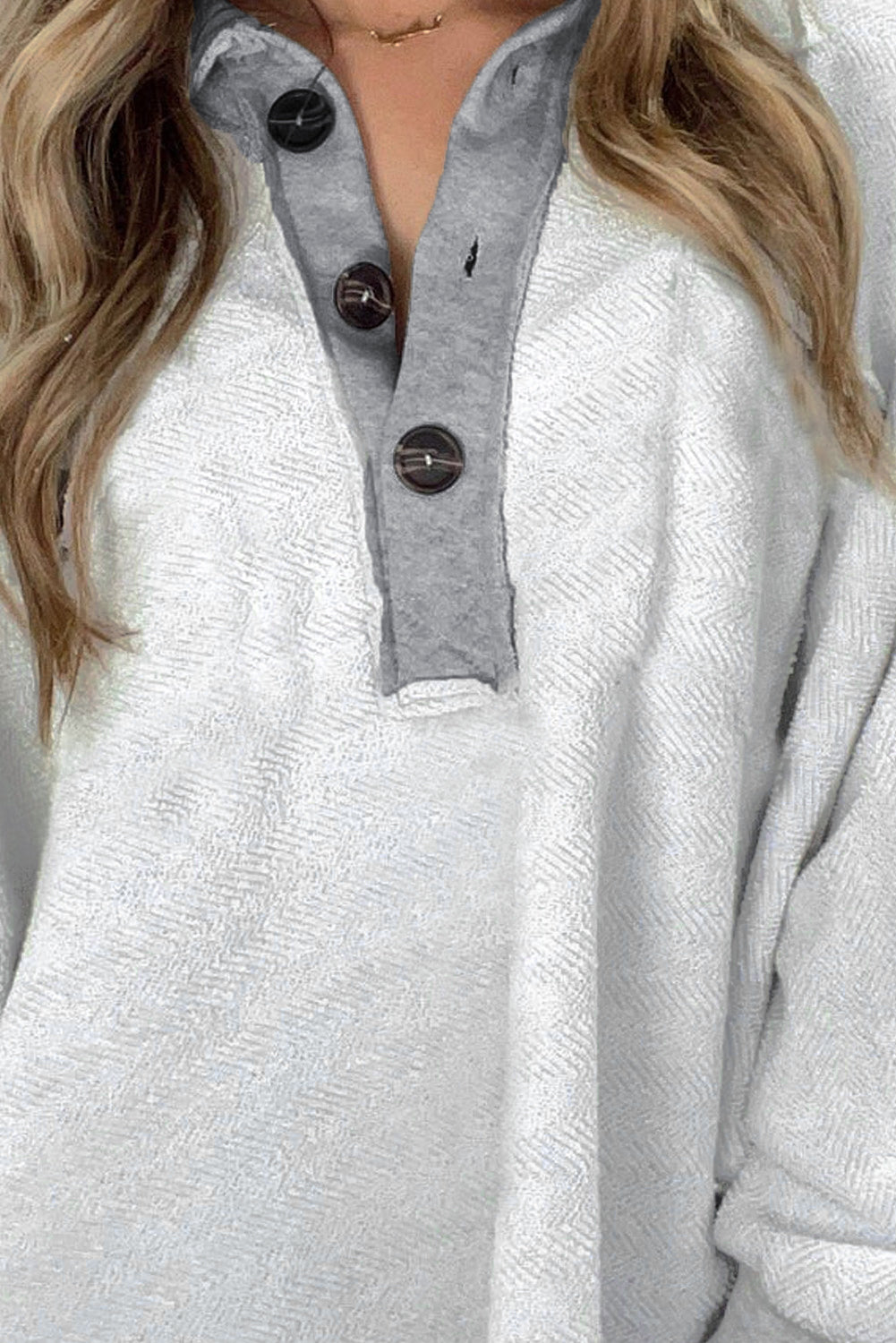 Sweat-shirt blanc texturé avec poches latérales et encolure boutonnée