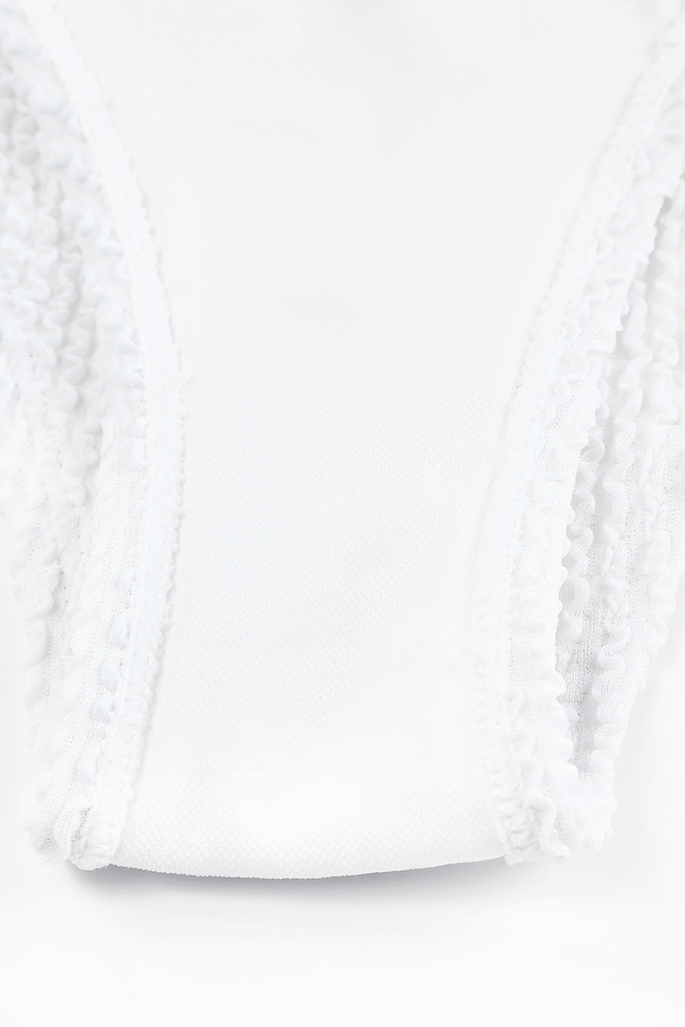 Bele asimetrične bikini kopalke z gubami na eni rami