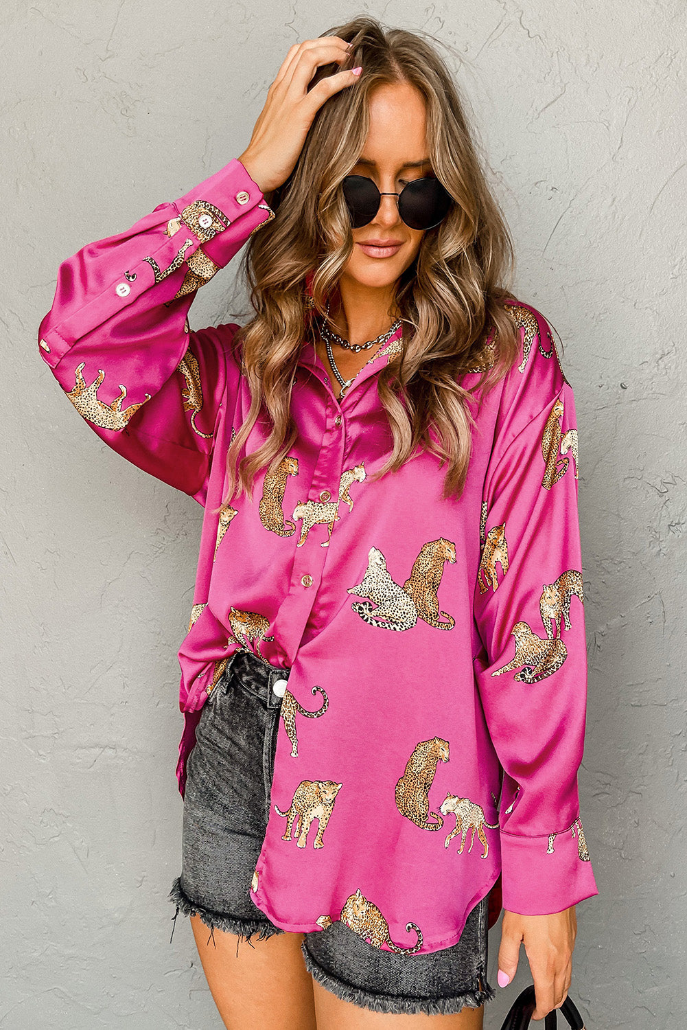 Rotbraunes, geknöpftes Satinhemd mit Geparden-Animal-Print