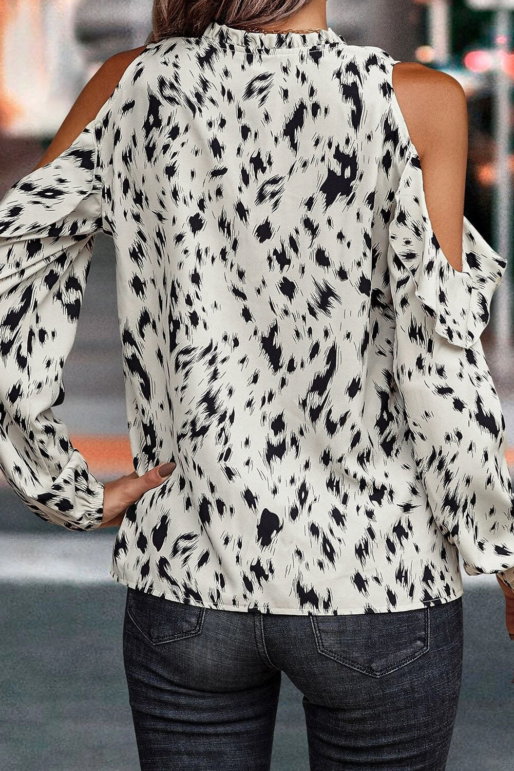 Weiße Bluse mit Animal-Print und Rüschen an den Schultern, zum Binden