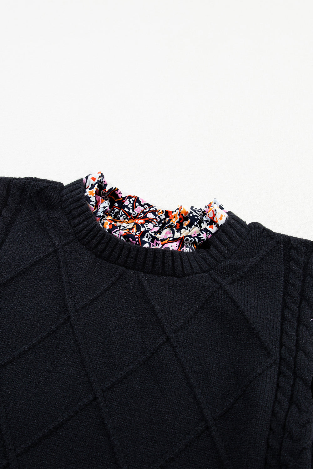 Črn pulover s cvetličnimi rokavi in ​​peplum v kontrastu