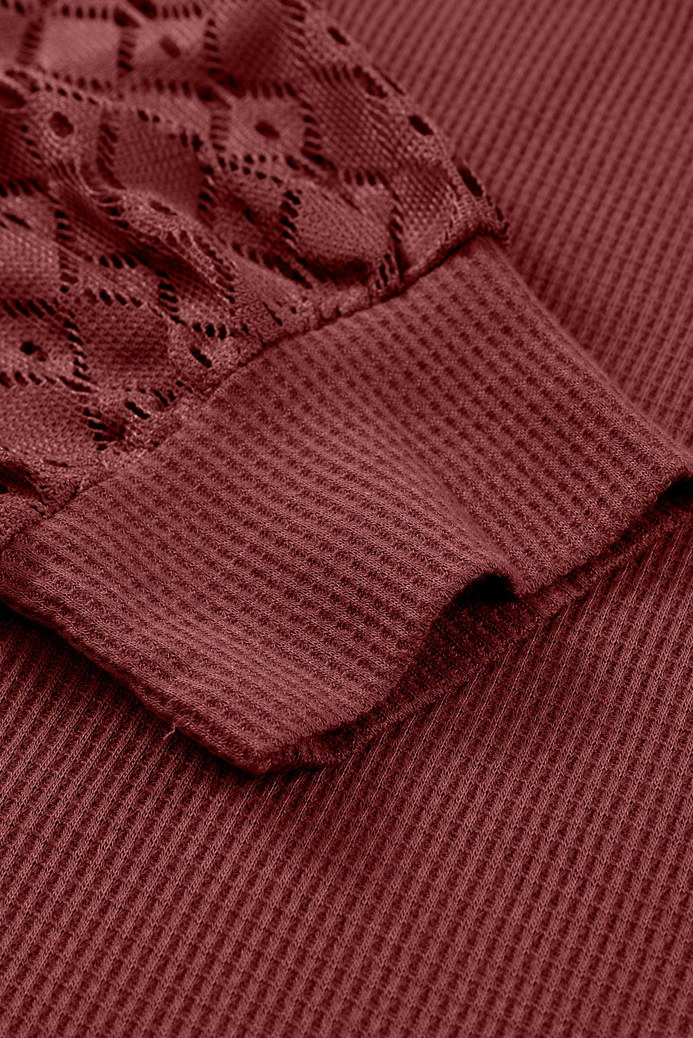 Crvena pletena majica s kontrastnim čipkastim rukavima veće veličine
