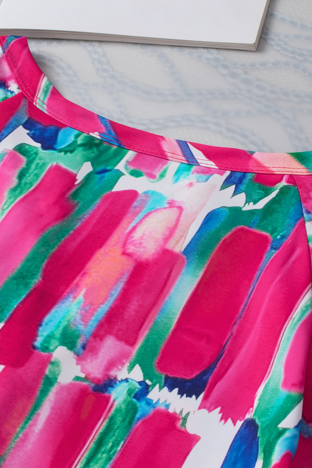 Geknöpfte Bluse mit V-Ausschnitt im Rosen-Abstrakt-Pinselmuster-Print