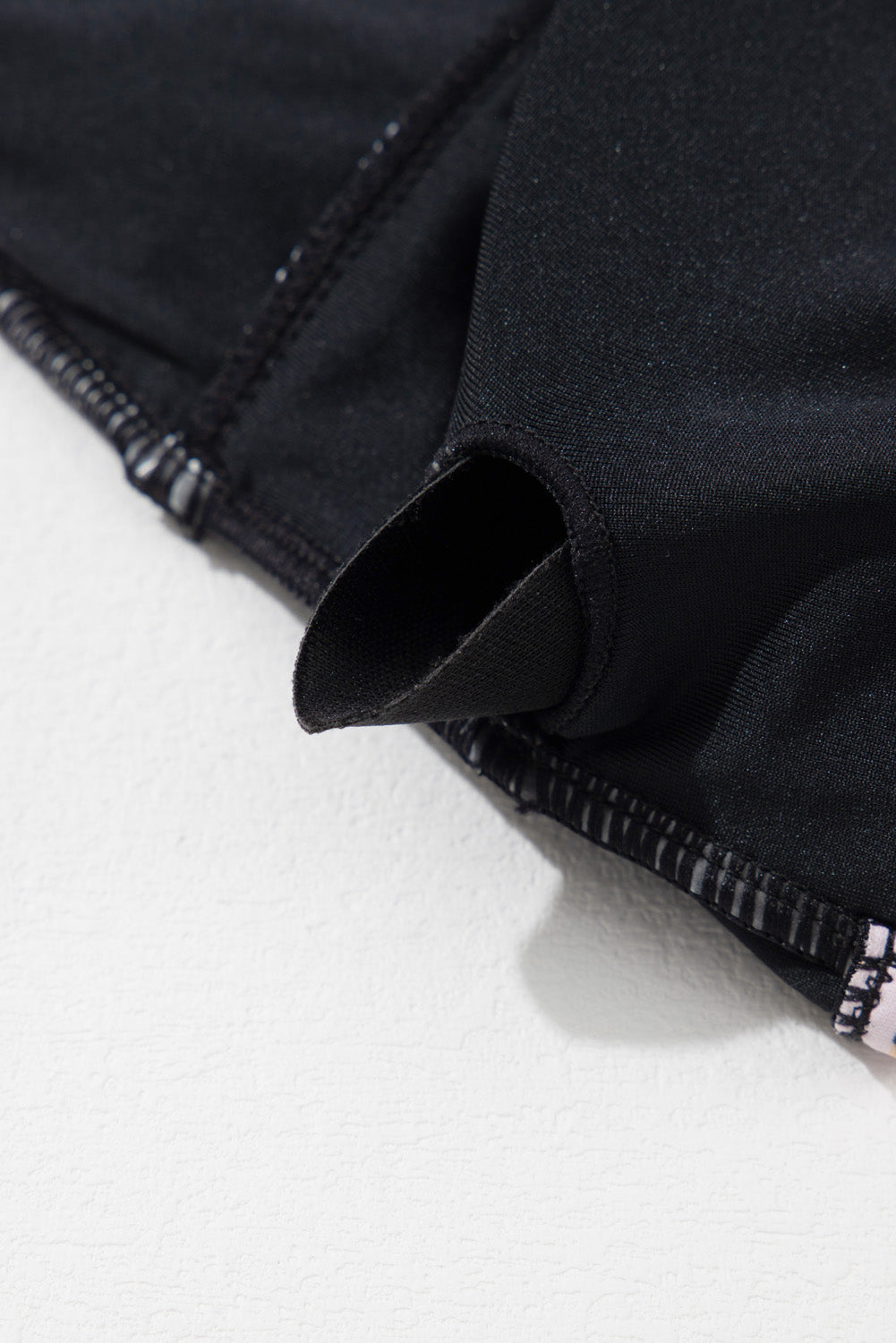 Schwarzer, gerüschter, einteiliger Badeanzug mit Animal-Print und Gürtel und V-Ausschnitt