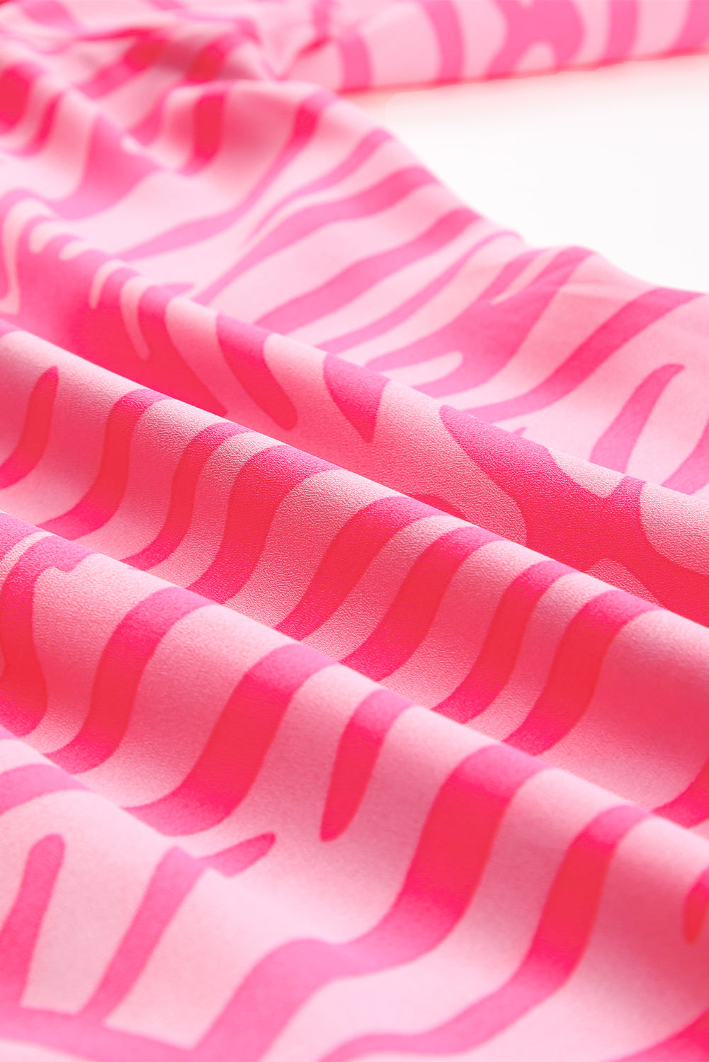 Ružičasta košulja s lanternastim rukavima s printom zebrastih pruga