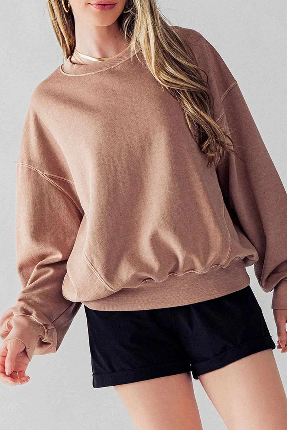 Graues Sweatshirt mit freiliegenden Nähten, Fledermausärmeln und überschnittener Schulter