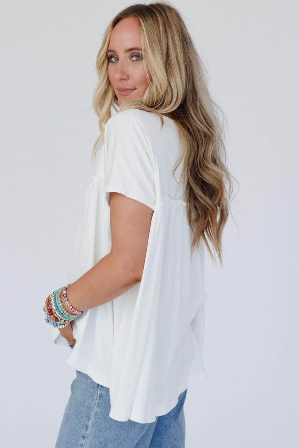 T-shirt babydoll ampia con bordi arricciati bianchi